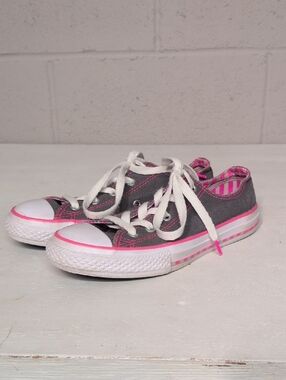Converse Kids Low-Top Sneakers in Gray and Pink, Girl's Size 2